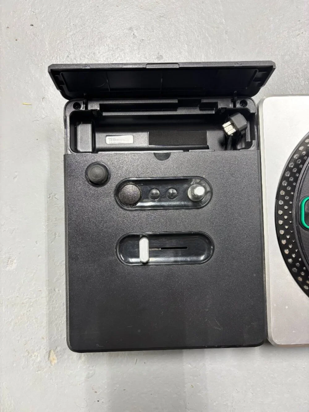 2009 Activision DJ Hero Nintendo Wii Wireless Turntable Controller